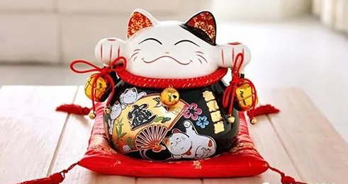 在鞋柜上放玉饰也可以